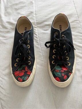 EUC Women’s Floral Converse
